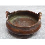 Chinese bronze tripod censer bowl with twin handles and chinese marks underneath, 8cm in diameter