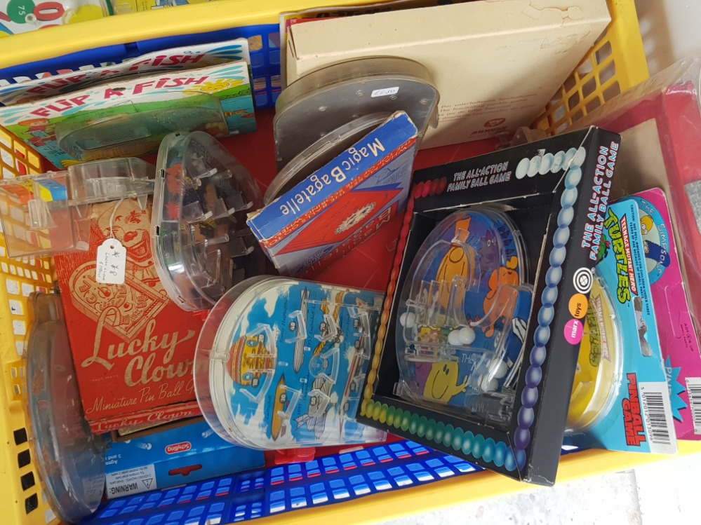 Crate containing a large Quantity of vintage novelty pinball games, includes Paddington bear, Tom - Bild 2 aus 3