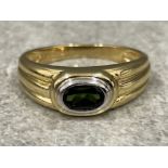 Ladies 9ct gold Green stone ring. 2.76g size M
