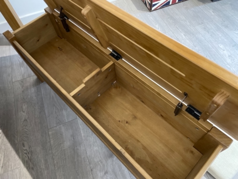 Stunning solid Oak dining table with 4 chairs and a boxed bench - Bild 3 aus 3