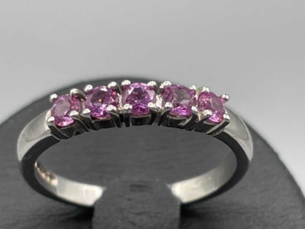 Ladies 18ct white gold Pink sapphire ring. Comprising of 5 round pink sapphires all claw set. 2. - Bild 2 aus 2