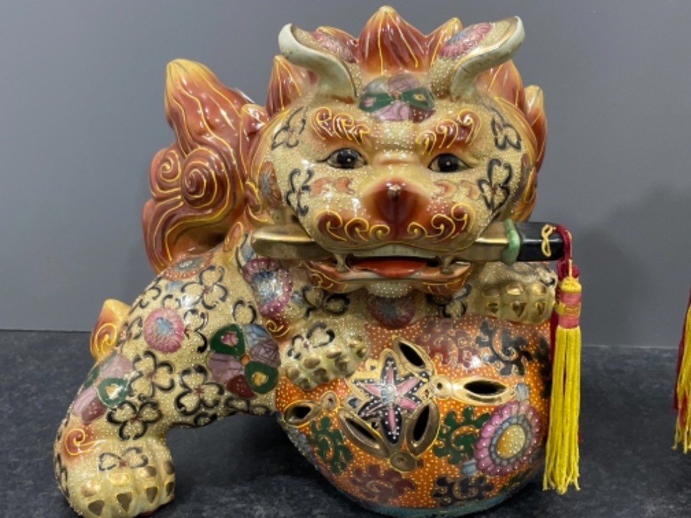 Large pair of Chinese Foo dog ornaments. 26cms x 26cms - Bild 2 aus 3