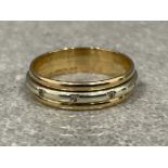 18ct gold two colour and diamond spinning ring. Size M 2.8g