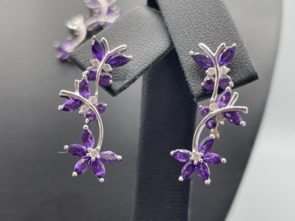 Ladies 9ct white gold Amethyst and Diamond pendant and matching earrings. Both set with a Flower - Bild 2 aus 3