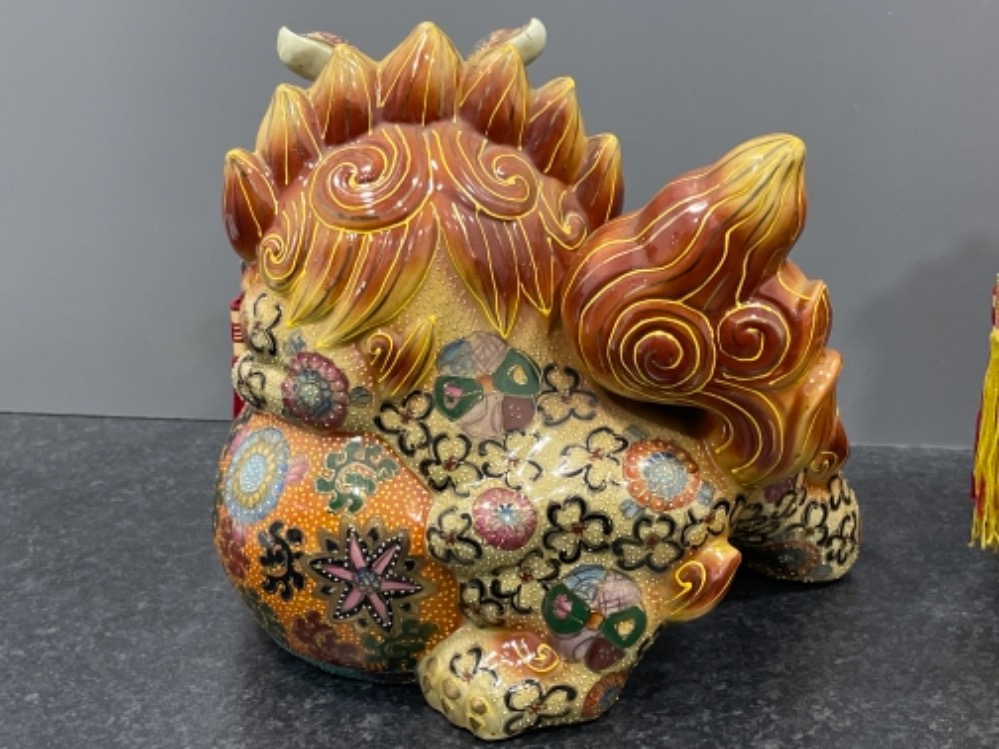 Large pair of Chinese Foo dog ornaments. 26cms x 26cms - Bild 3 aus 3