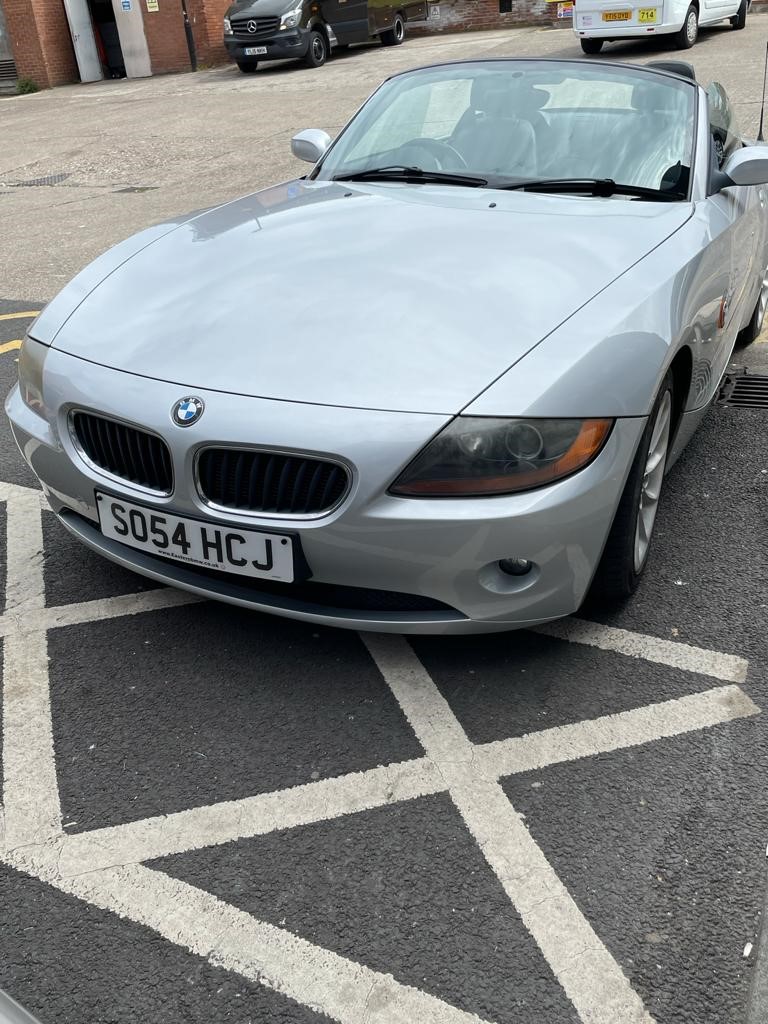 BMW Z4 2.2cc Roadster in fantastic condition. Electric hood and motor with leather heated seats. - Image 4 of 6