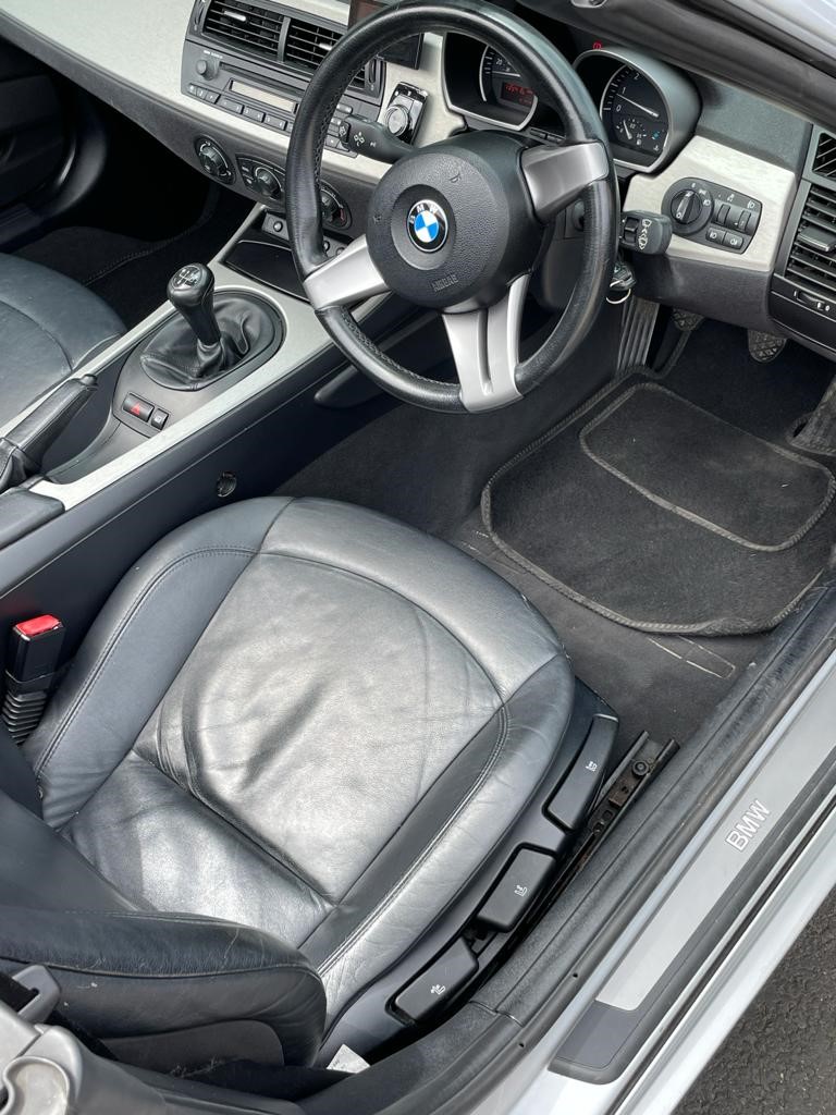 BMW Z4 2.2cc Roadster in fantastic condition. Electric hood and motor with leather heated seats. - Image 6 of 6