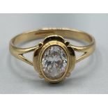 Ladies 9ct gold oval shaped CZ ring. Size M 1.58g