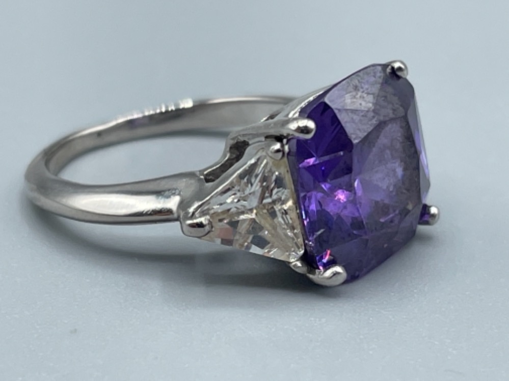 Ladies 9ct white gold Purple and White stone ring. Size M 7.16g