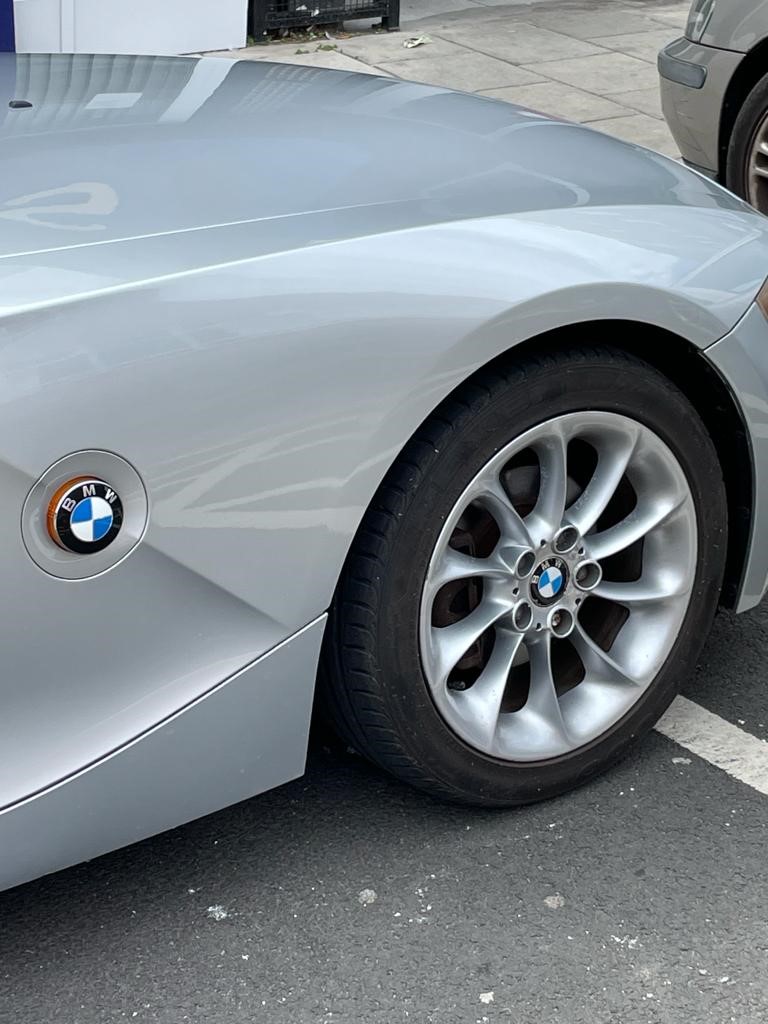 BMW Z4 2.2cc Roadster in fantastic condition. Electric hood and motor with leather heated seats. - Image 3 of 6