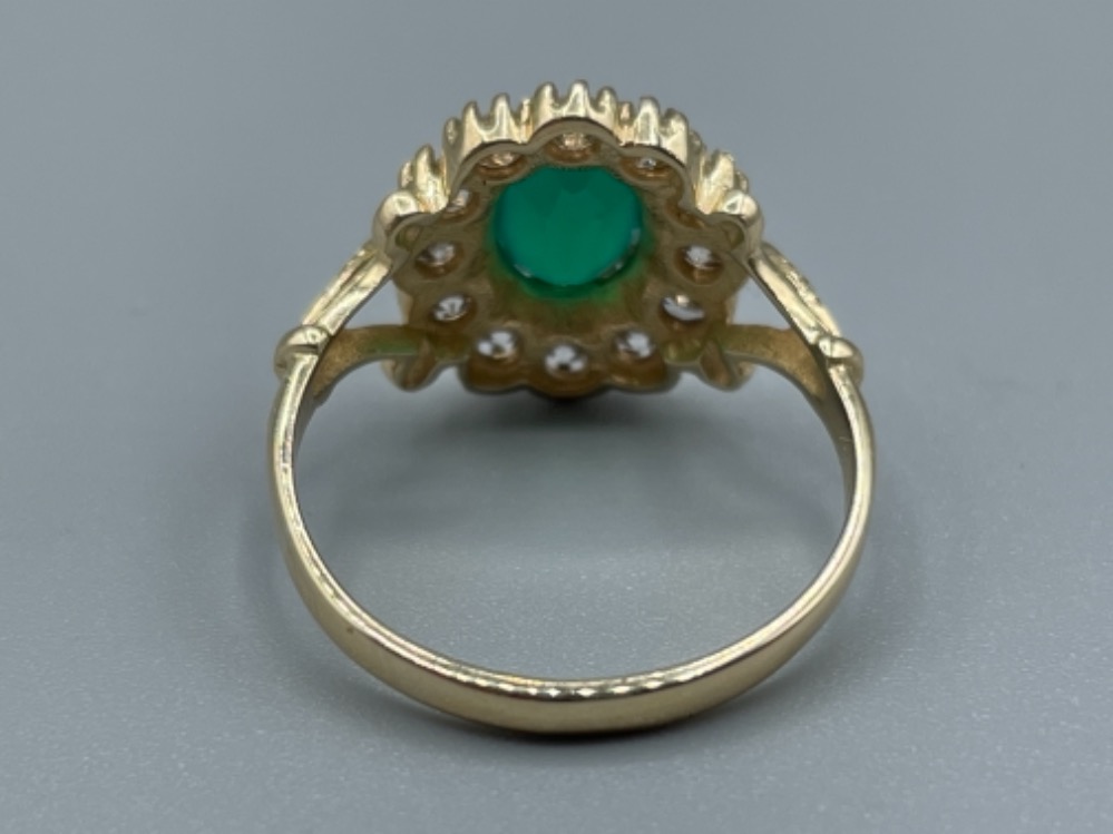 Ladies 9ct gold Green stone and CZ Cluster ring. 3.08g Size O1/2 - Bild 3 aus 3