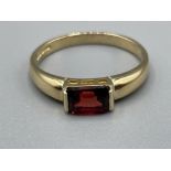 Ladies 9ct gold Garnet ring. Size N 1.77g