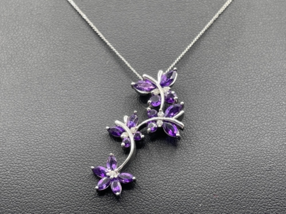 Ladies 9ct white gold Amethyst and Diamond pendant and matching earrings. Both set with a Flower - Bild 3 aus 3