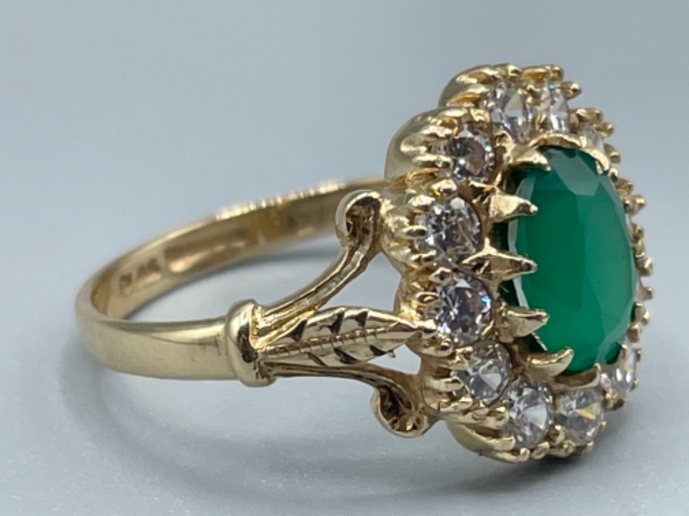 Ladies 9ct gold Green stone and CZ Cluster ring. 3.08g Size O1/2 - Bild 2 aus 3