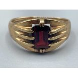 Gents 9ct gold Garnet ring. Featuring red stone set in a claw setting. 4.65g size S