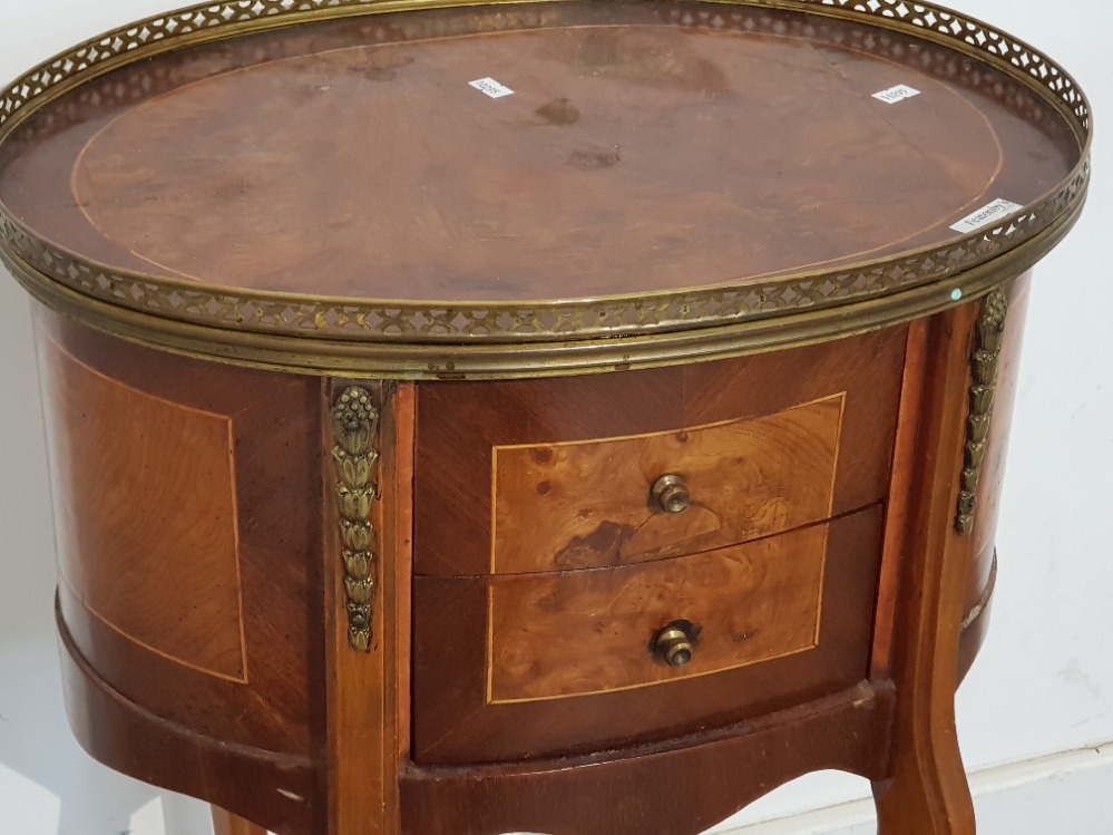 Antique French inlaid 3 drawer side table/Nightstand with brass Ormolu accents - Bild 2 aus 3