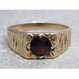 9ct yellow gold dress ring with red stone size U, 3.09g gross