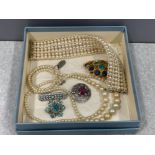 Lot of assorted costume jewellery to include a pearl necklace and bracelet with four brooches