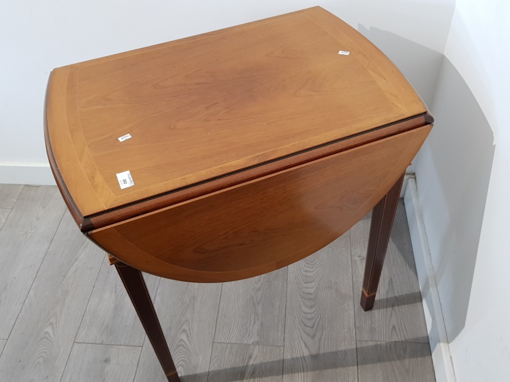 Inlaid drop leaf storage table fitted with 2 drawers - Bild 2 aus 3