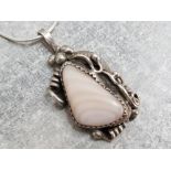 Silver and agate pendant with chain, 9.3g gross