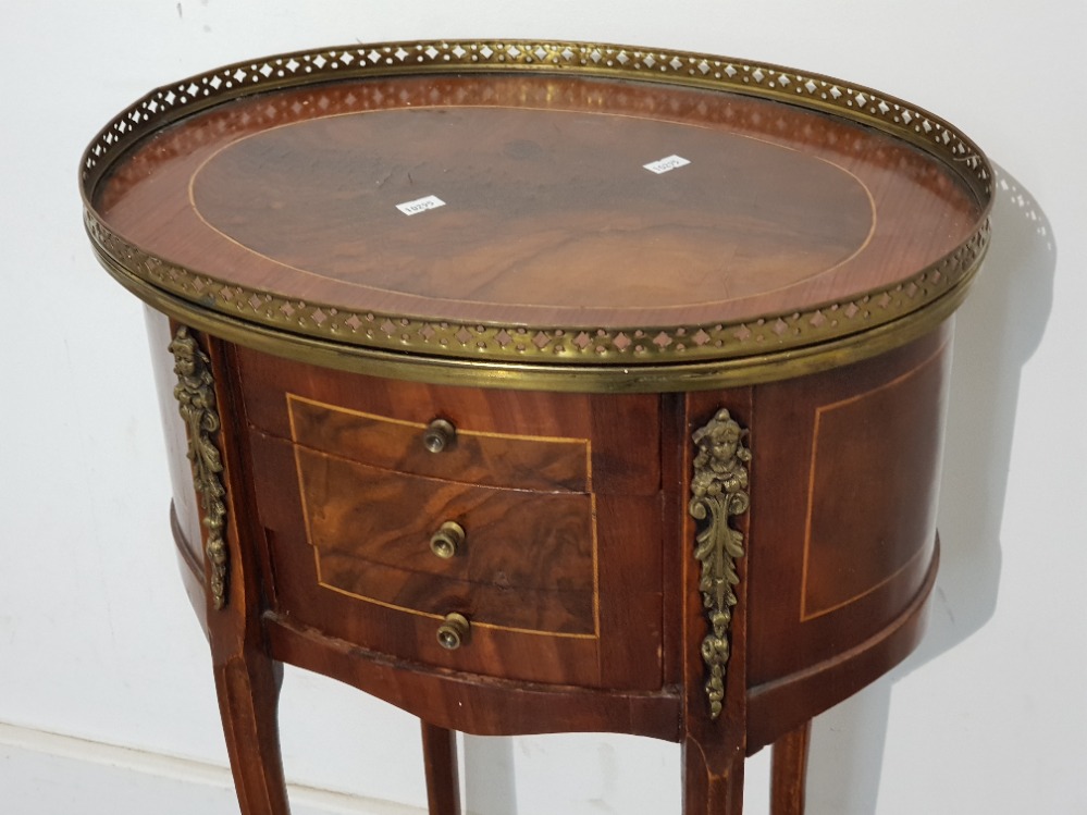 Antique French inlaid 3 drawer side table/Nightstand with brass Ormolu accents - Bild 2 aus 3