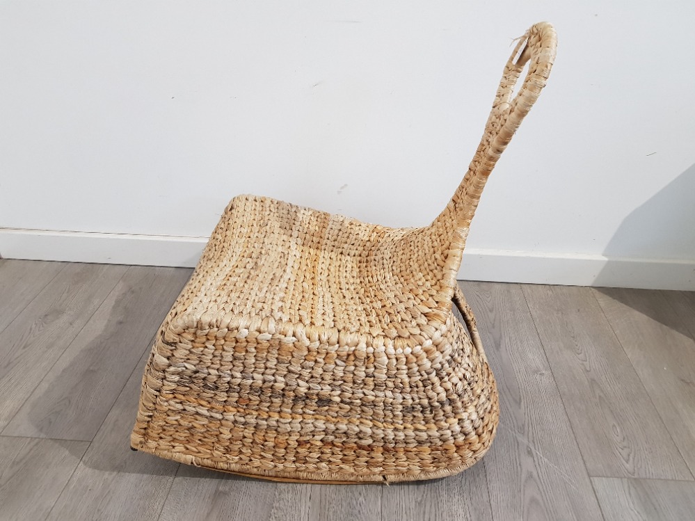 A Gullholmen banana fibre rocking chair of unusual design. - Bild 2 aus 3