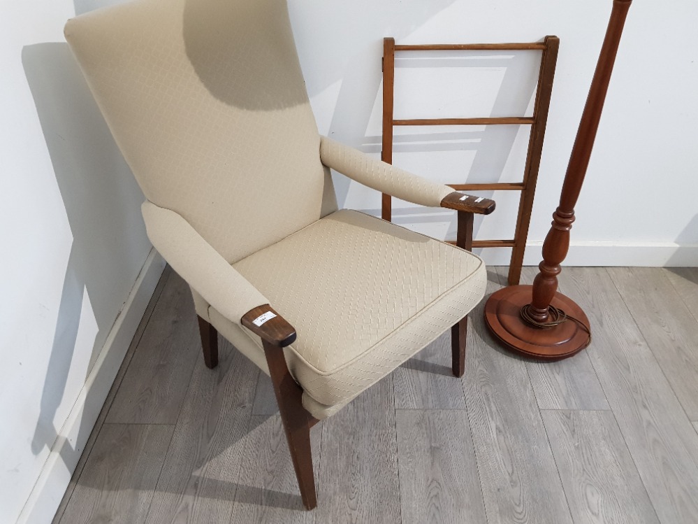 A stained beech open armchair, standard lamp with cream shade, and a towel airer. - Bild 2 aus 2