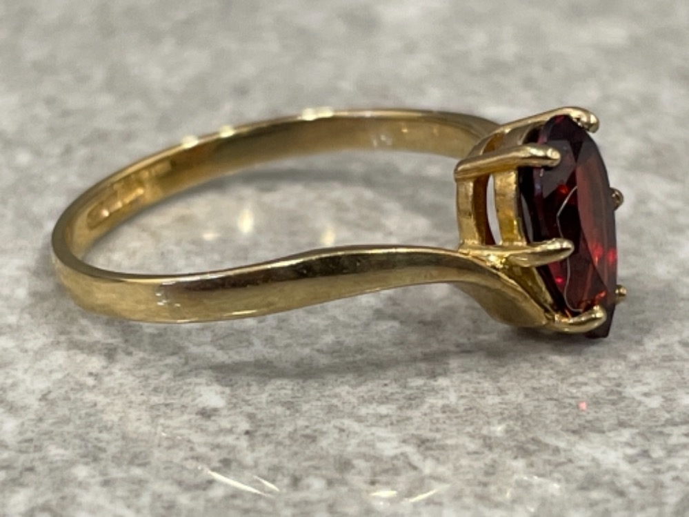 Ladies 9ct gold Garnet ring. Featuring a pear shaped garnet size N 1.9g - Image 2 of 2