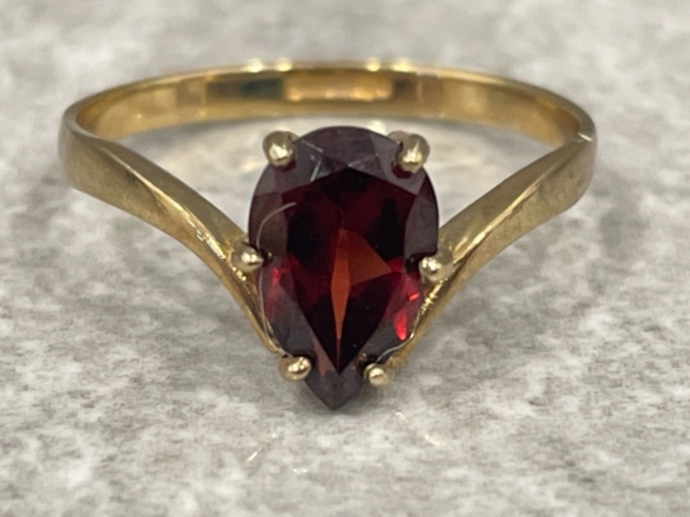 Ladies 9ct gold Garnet ring. Featuring a pear shaped garnet size N 1.9g