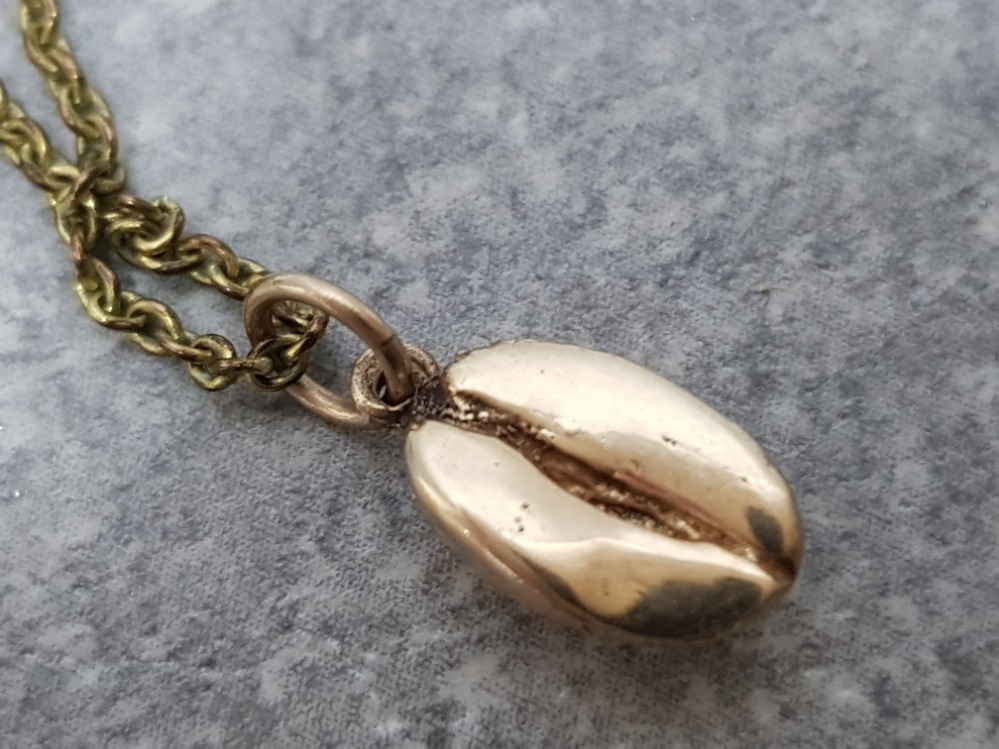 9ct gold solid coffee bean pendant and rolled gold chain, coffee bean weight 1.3g - Image 2 of 3