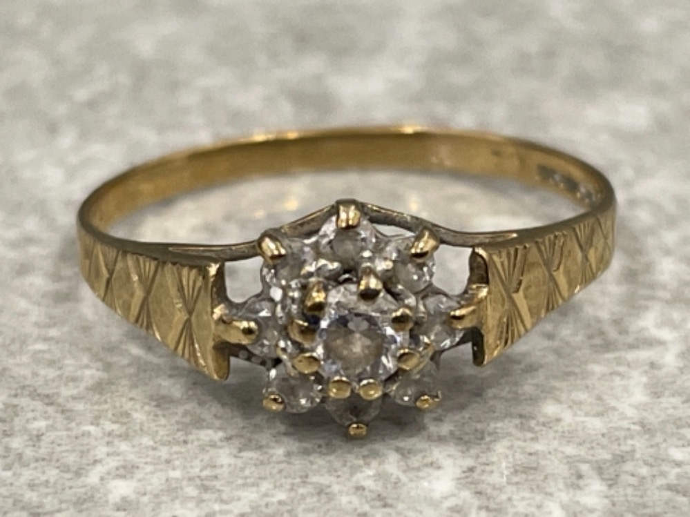 Ladies 9ct gold CZ cluster ring. 1.2g size N1/2