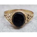 9ct yellow gold gents ring with Jet oval shaped centre stone, 2.2g gross, S½