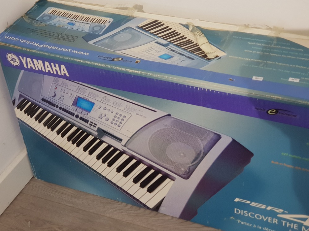 Yamaha PSR 450 electric keyboard with lead and box - Image 2 of 3
