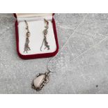 Silver and agate pendant with chain together with silver tassle earrings, combined gross weight 13g