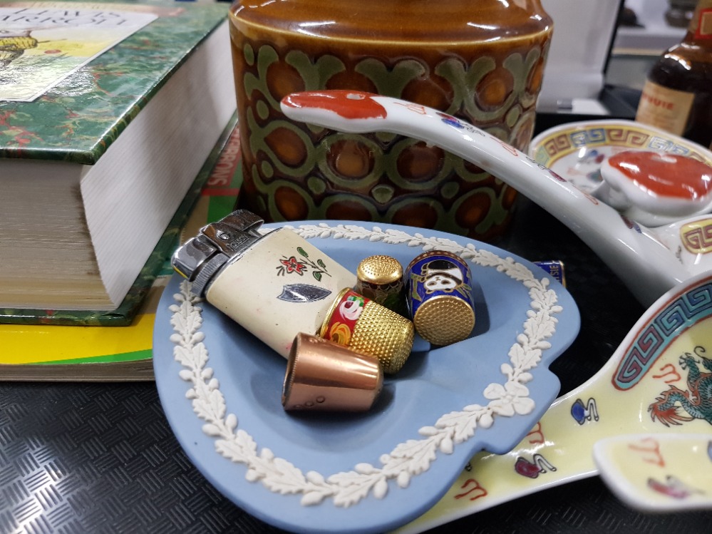 Tray containing miscellaneous items includeing Hornsea Bronte lidded jar, wedgwood, ronson lighter - Bild 3 aus 3