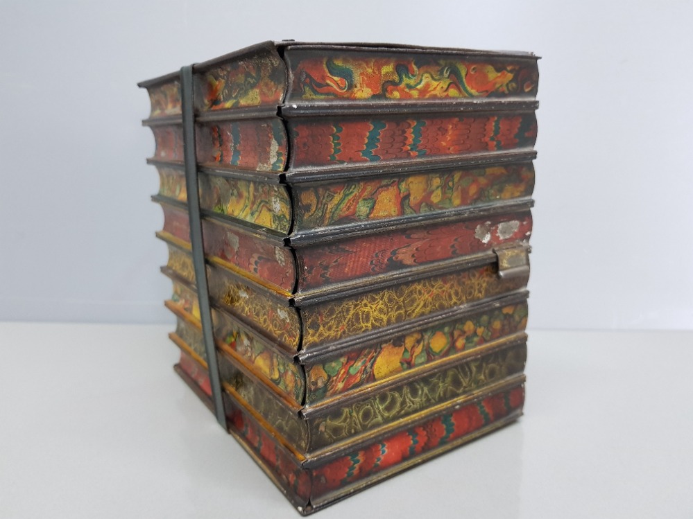 A late 19th/early 20th century Huntley & Palmers metal advertising biscuit tin in the form bound - Bild 3 aus 3