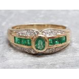Ladies 9ct yellow gold green and white stone ring, comprising of round green stone in the centre