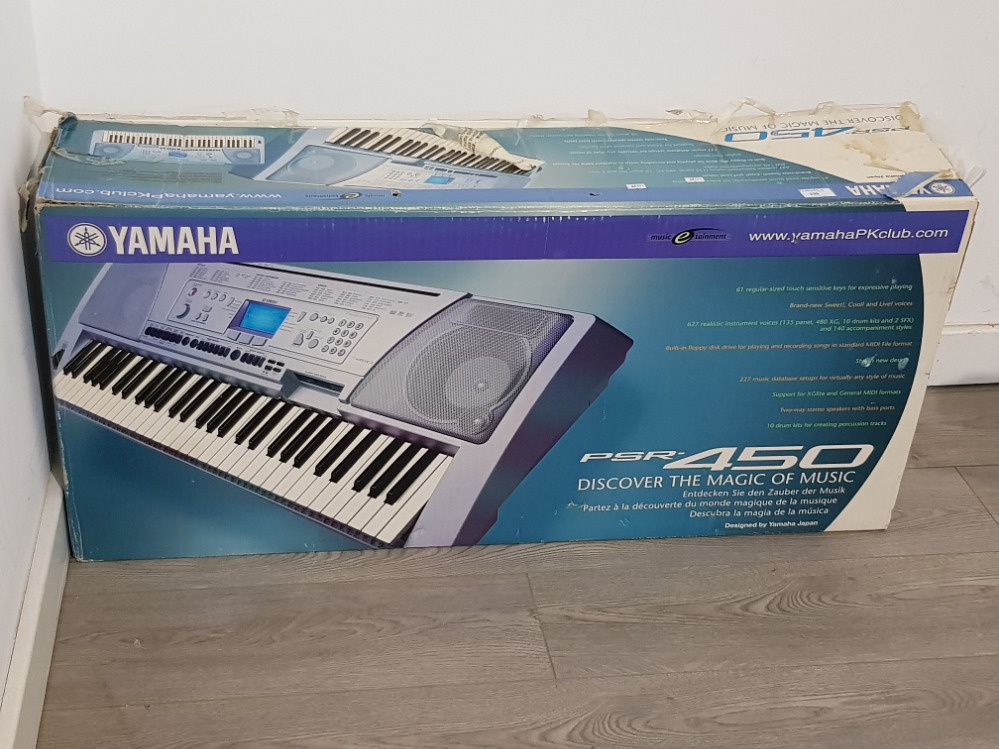 Yamaha PSR 450 electric keyboard with lead and box