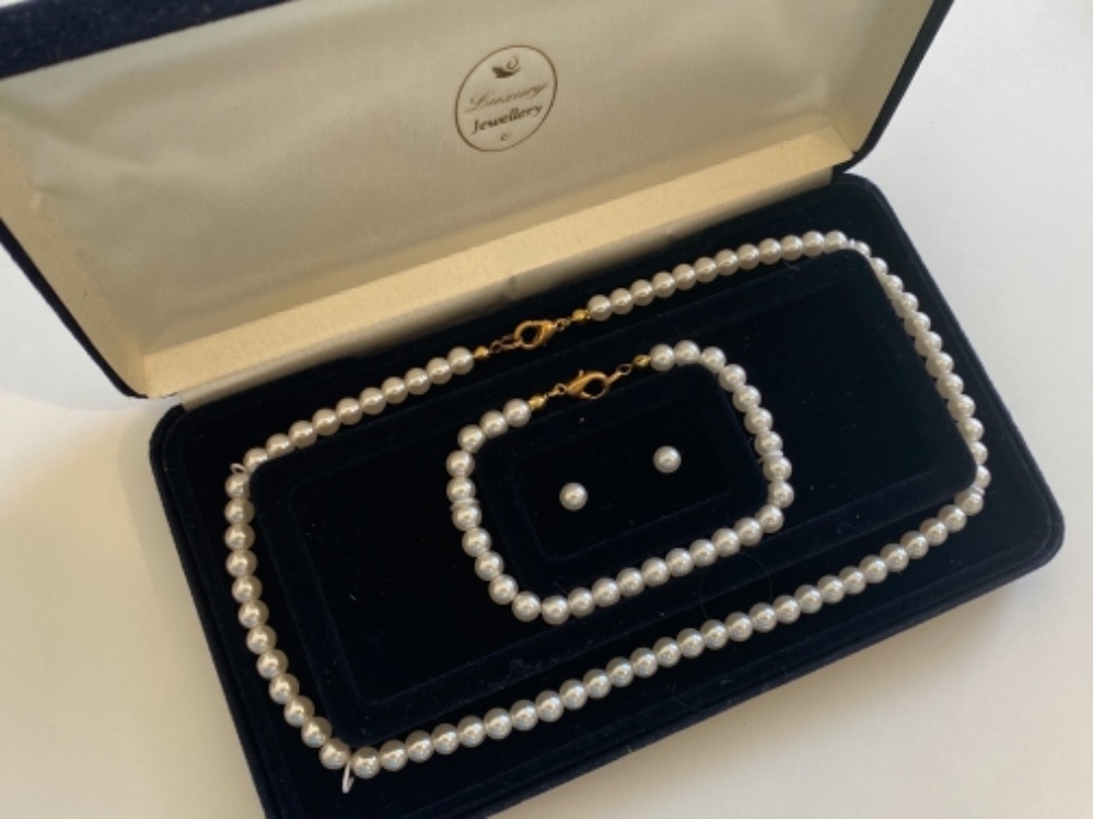 Boxed set of Pearl jewellery, necklace, bracelet and earrings, complete matching set