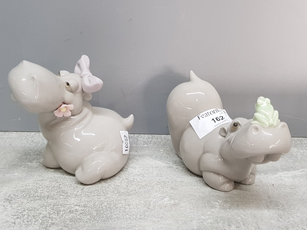 Two Nao hippos, one with frog.