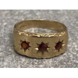 Gents 9ct yellow gold 3 stone garnet ring, 5.5G gross, size S