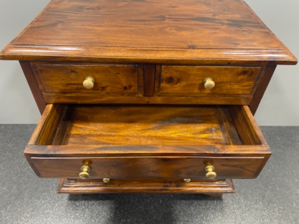 Apprentice miniature chest of 2 over 3 drawers in flame mahogany on bracket feet with brass handles. - Image 3 of 4