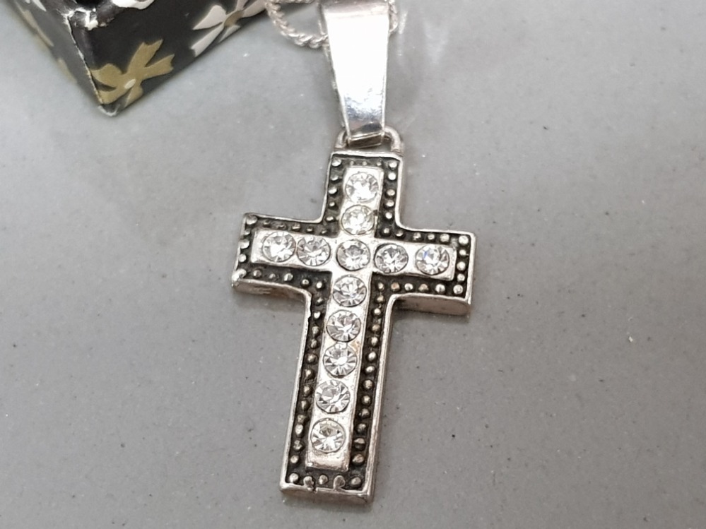 2 silver cross pendants & 1 silver chain 9.4g - Image 2 of 4