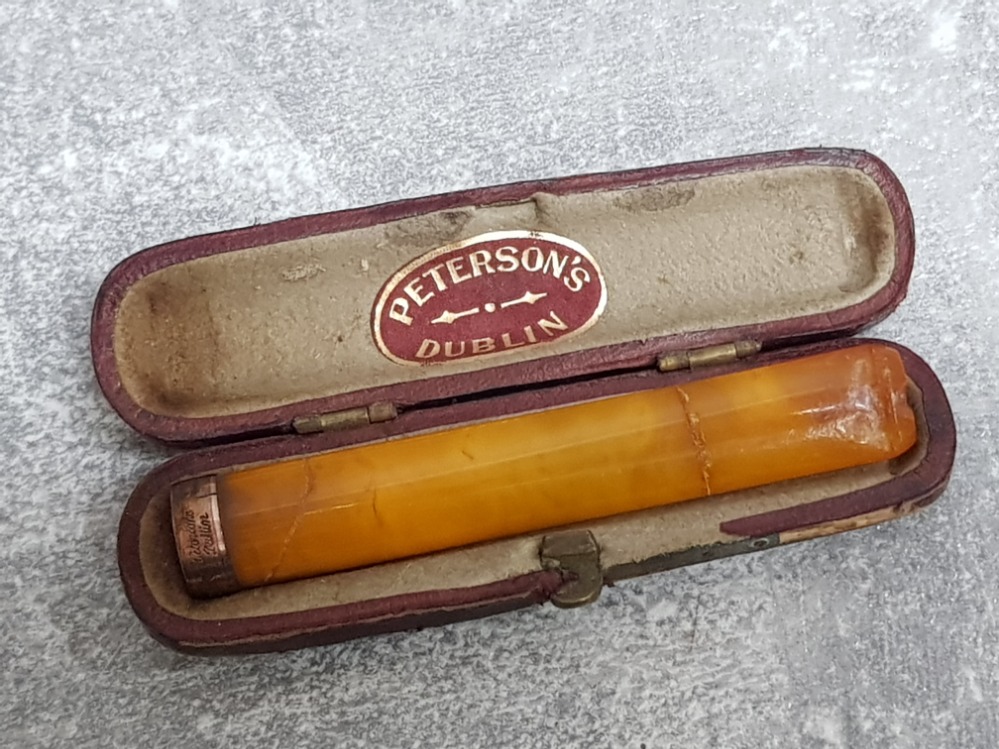 Cheroot holder in bakelite with 9ct gold rim, (damaged repaired) with original case