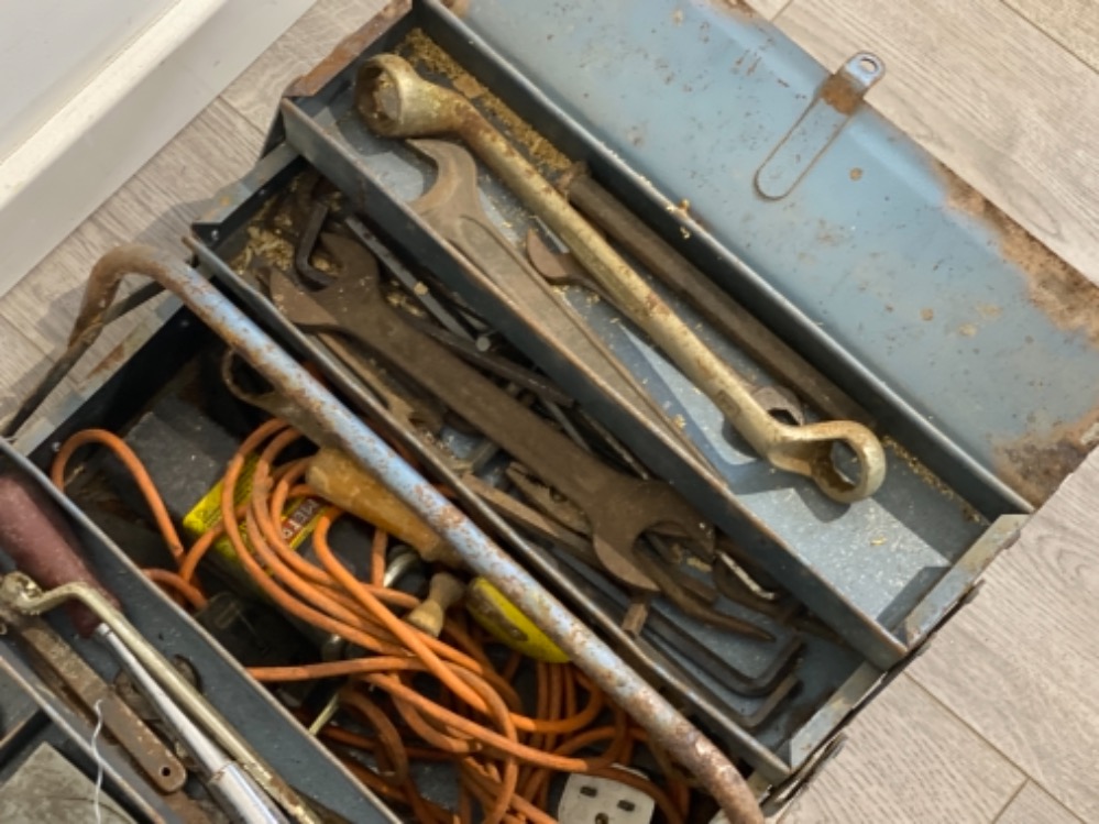 Vintage metal cantilever toolbox containing mixed vintage hand tools etc - Image 2 of 2