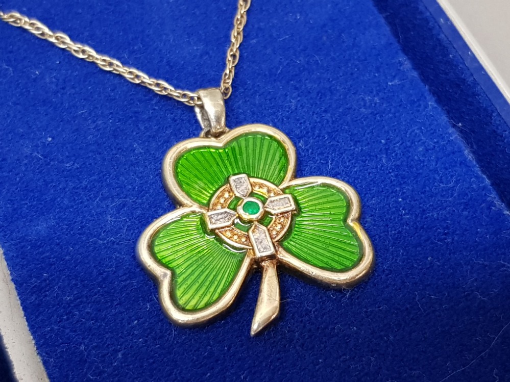 Silver enamel & emerald set shamrock pendant & chain 12.4g