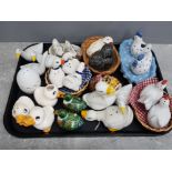 Tray of novelty salt and pepper shakers, birds includes ducks, geese, chickens etc