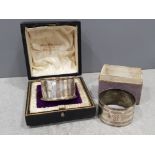 2× George V sterling silver napkin rings; 1 in presentation box - Walker & Hall, Sheffield, 1922,