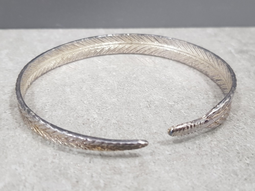 Silver bangle in feather design, 18.9g - Image 2 of 2