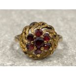 Ladies 9ct gold Garnet ornate ring. Size M 3.5G